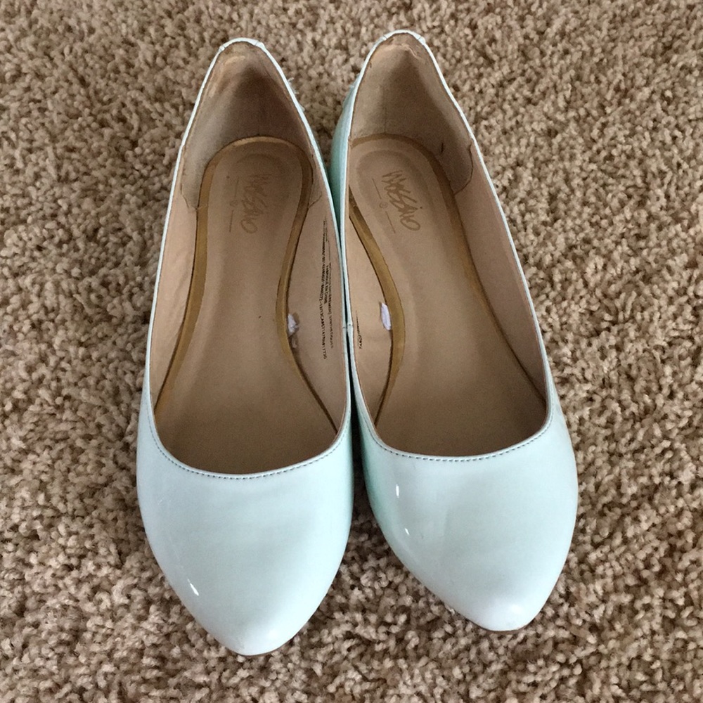 MINT FLATS WITH GOLD STUDS
